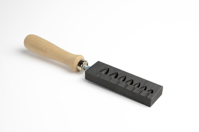 Bead roller made of graphite for end pieces, with one-sided mandrel guide, pattern 2